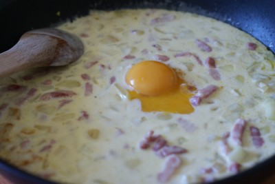 Sauce carbonara en préparation