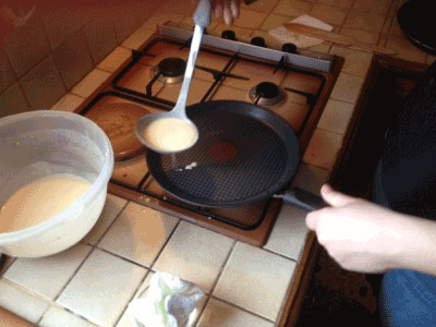 Animation expliquant comment verser de la pâte à crêpes dans une poêle.