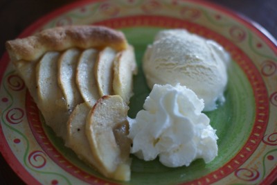 Délicieuse servie chaude avec une boule de glace à la vanille et de la chantilly ! Bon appétit !