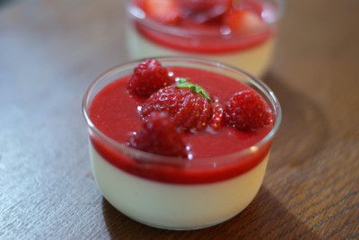 Panna cotta vanille et coulis de fruits rouges