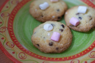 Cookies avec chamallows disposés après cuisson.