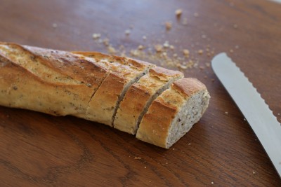 Privilégiez un bon pain, ce ne sera que meilleur ! Ici, une baguettes aux graines.