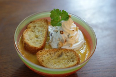 Velouté de potiron et noisette, croutons et chantilly salée