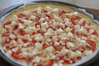 Tarte fine tomate, mozzarella, oignons et lardons