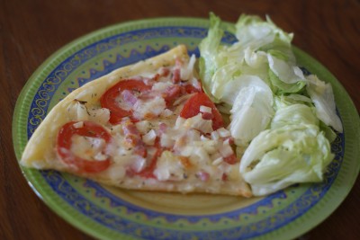 Tarte fine tomate, mozzarella, oignons et lardons