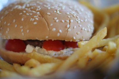 Burger au chèvre servi.